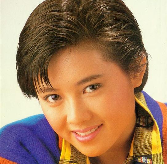  /p> p>1980年在街上被星探发掘,开始拍摄广告,17岁时进入演艺圈,参与