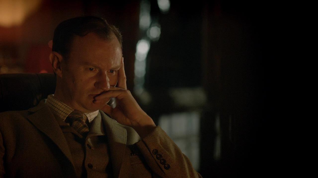 holmes)也译作迈克罗夫特·福尔摩斯,是著名侦探小说家 a target"