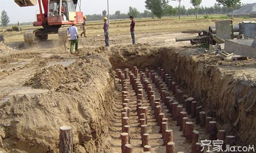  p></p></a>木桩基础指建筑底部与地基接触的承重构件,它的作用是把建筑上部的
