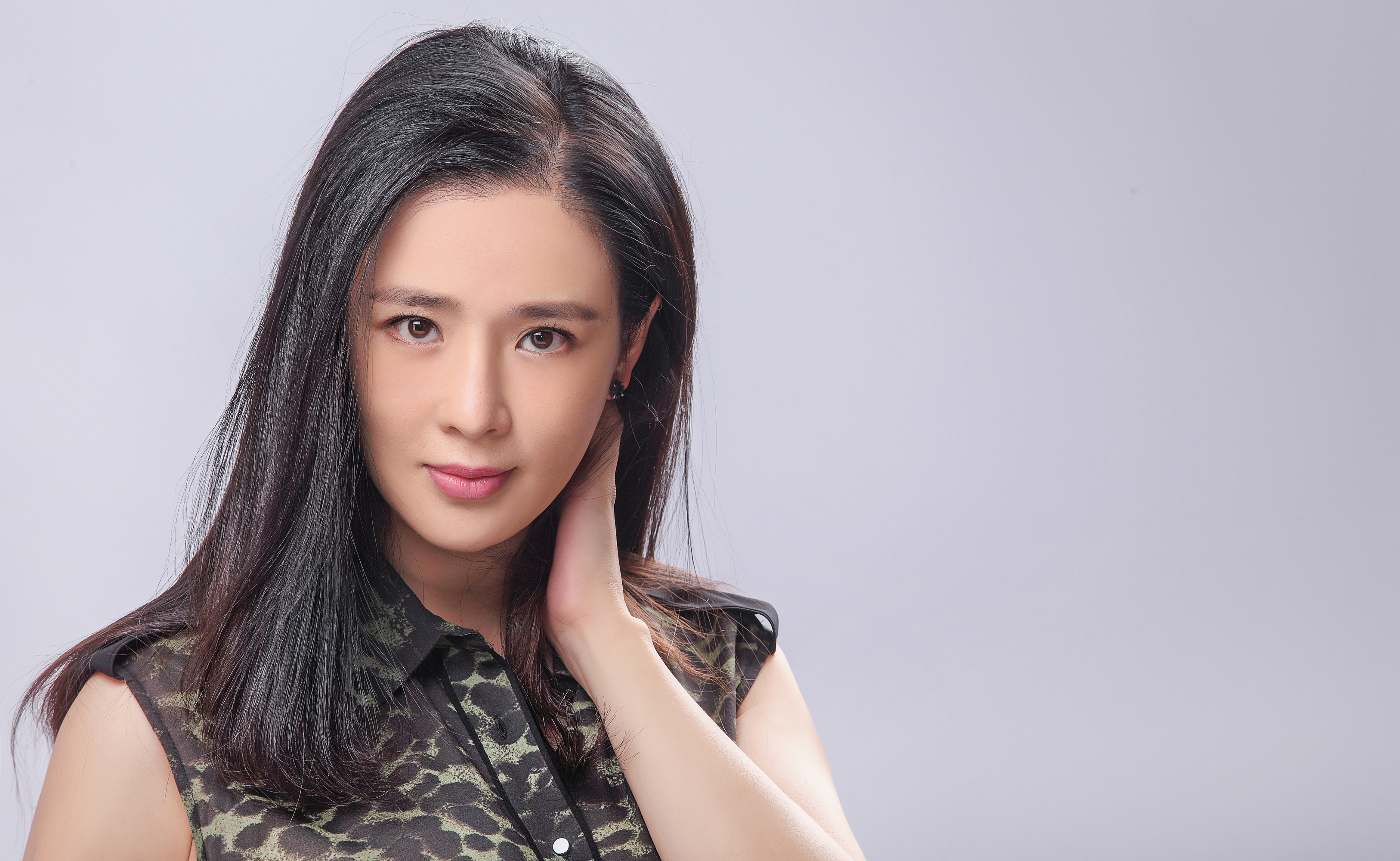 p>周显欣,1976年2月19日出生于贵州省贵阳市,中国内地影视女演员.