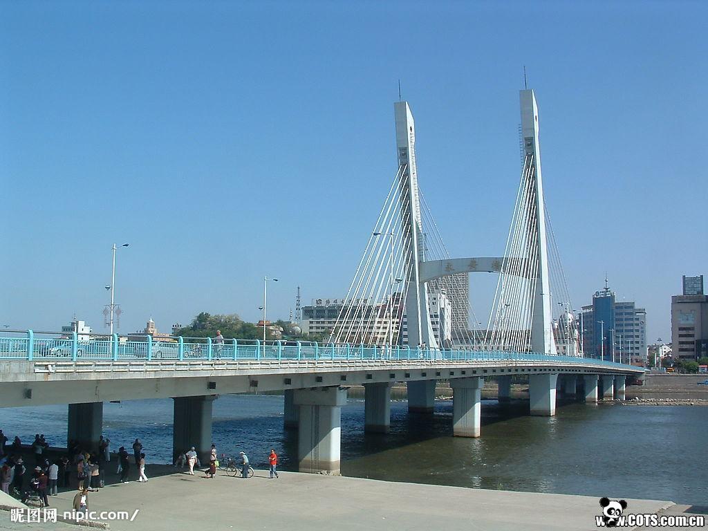 2005年8月8日,新永安桥正式竣工,该桥为两跨单斜塔双索面斜拉桥,桥梁