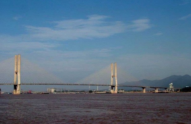  p>铜陵长江大桥(tongling yangtze river bridge),是中国 a target="