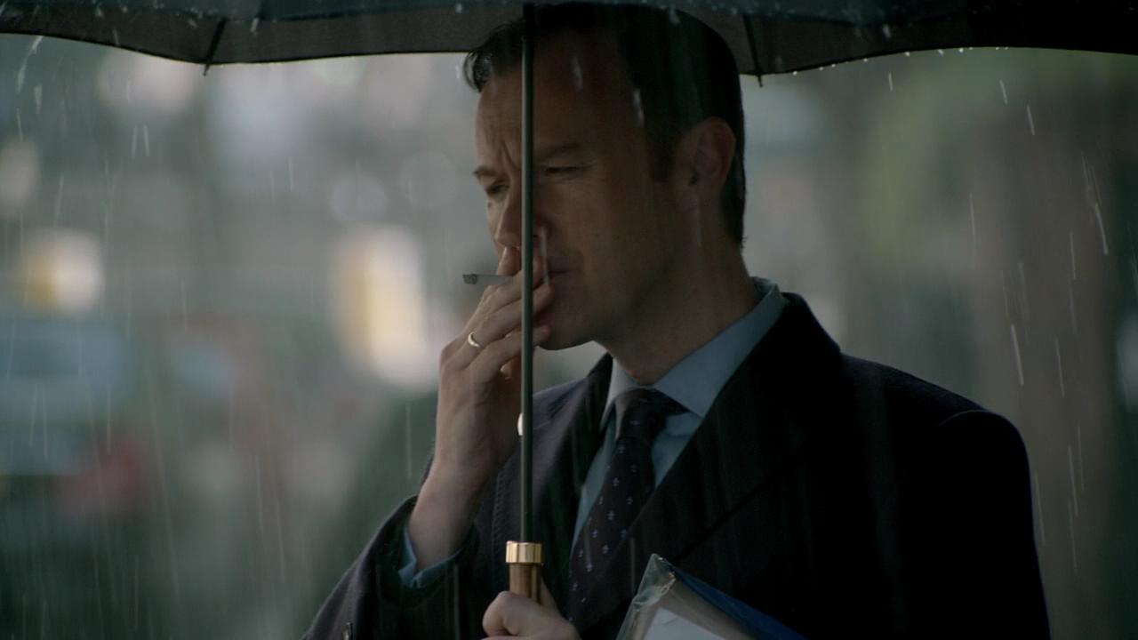 holmes)也译作迈克罗夫特·福尔摩斯,是著名侦探小说家 a target"