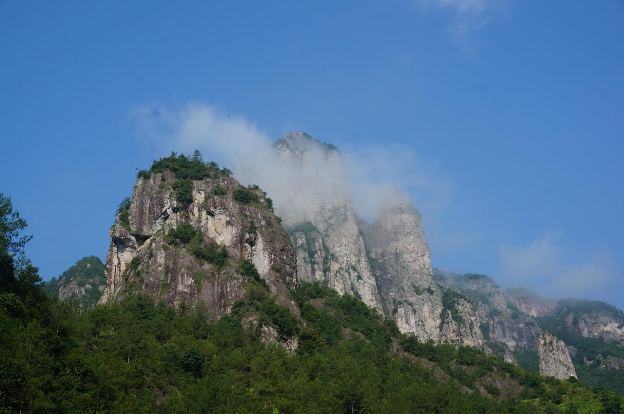 在一座饭甑形的半圆的山上,这就是著名的十二峰, 十二峰群峰嵯峨峭拔