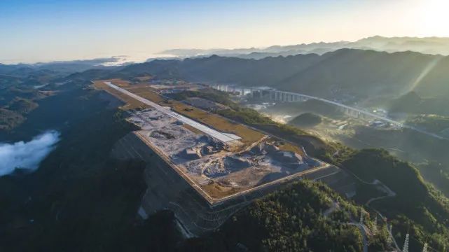 东南距吉首市中心约30千米,为4c级中国国内旅游支线机场