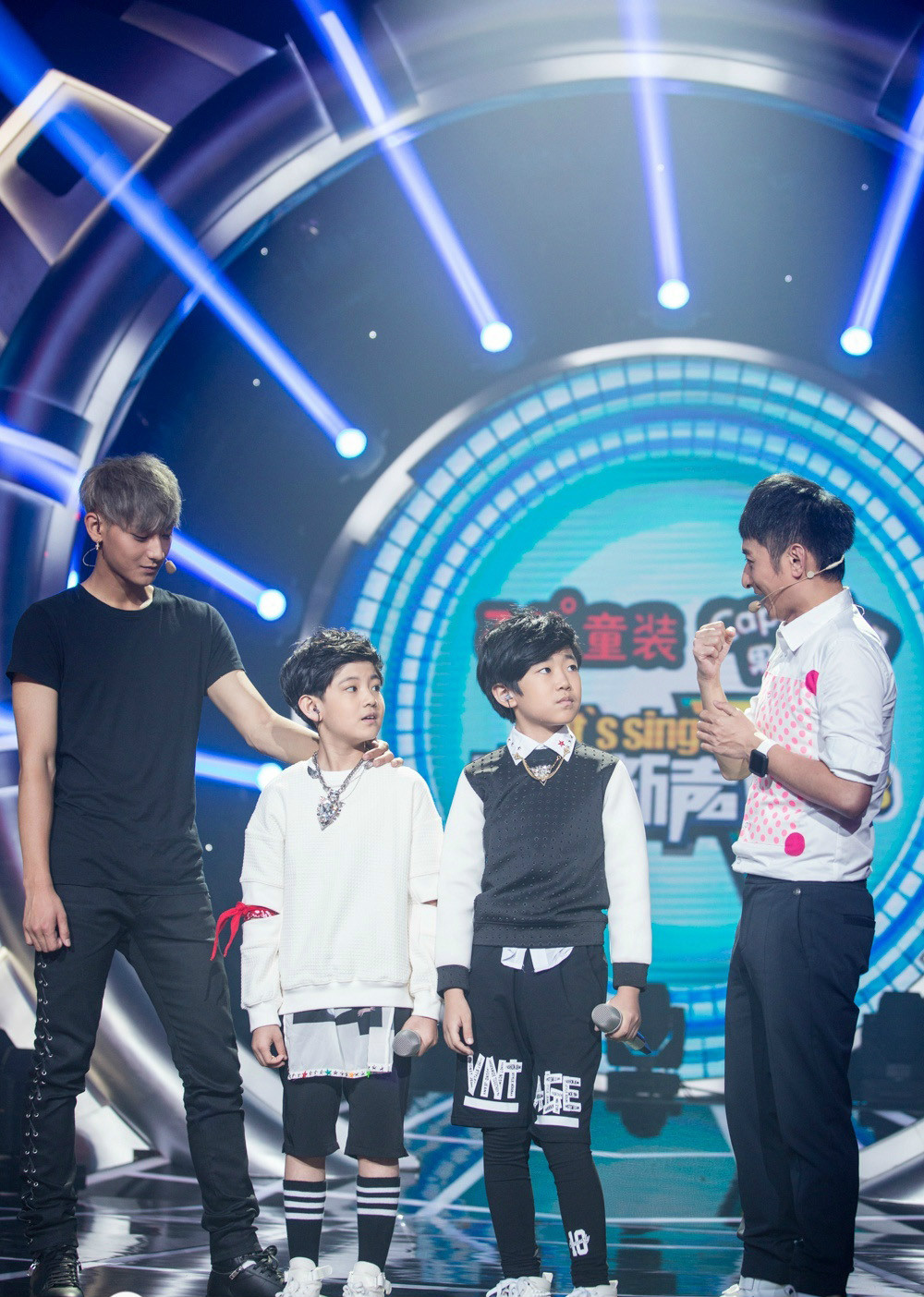 中国新声代第三季/a>学员"节奏小子"谢昊轩时尚潮流的苏格兰裙搭配
