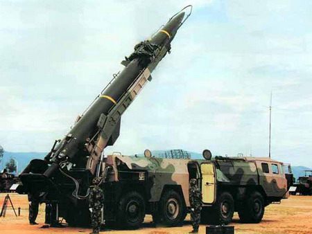 上发射的按弹道轨迹飞行的射程大于约1000千米以上打击地面目标的导弹