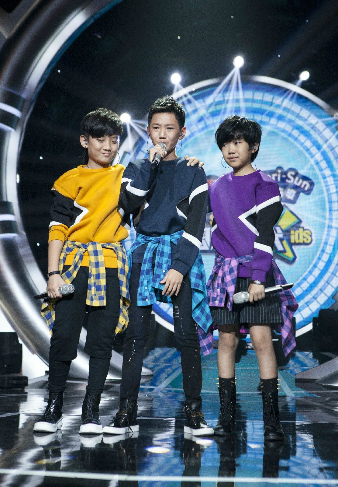 中国新声代第三季/a>学员"节奏小子"谢昊轩时尚潮流的苏格兰裙搭配