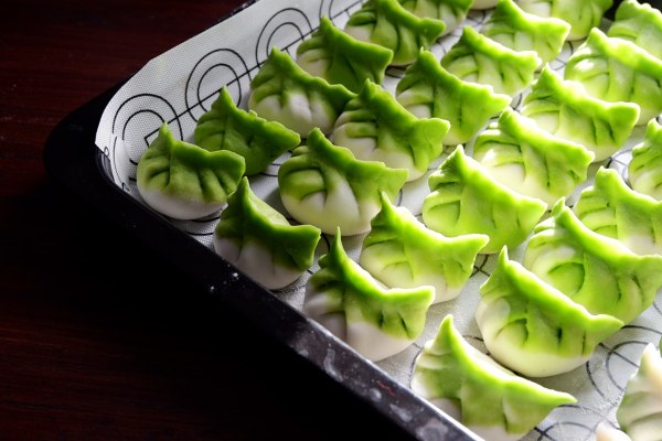  p>翡翠白玉饺是一道美食,主料是面粉,猪肉 配料是菠菜,香菜等,调料为