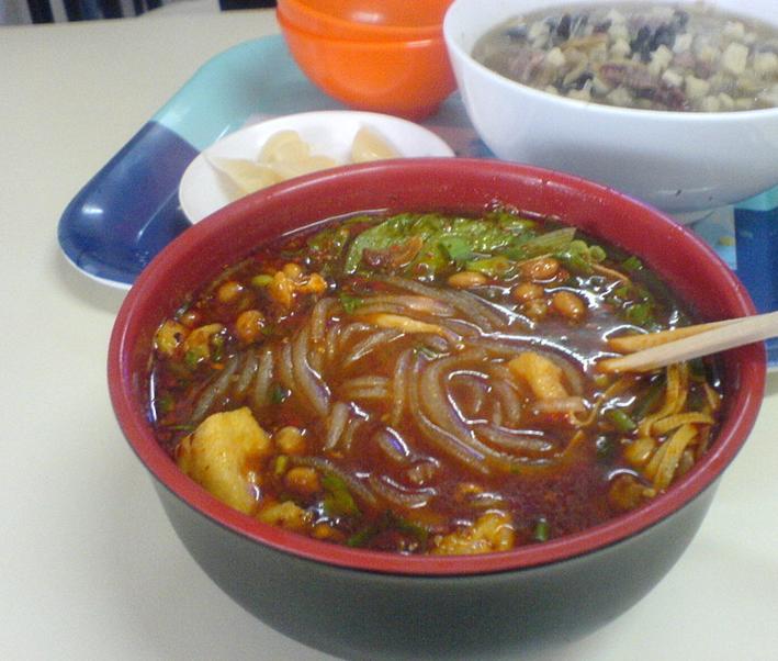 p>香香酸辣粉是一道菜品,属于重庆特色美食.