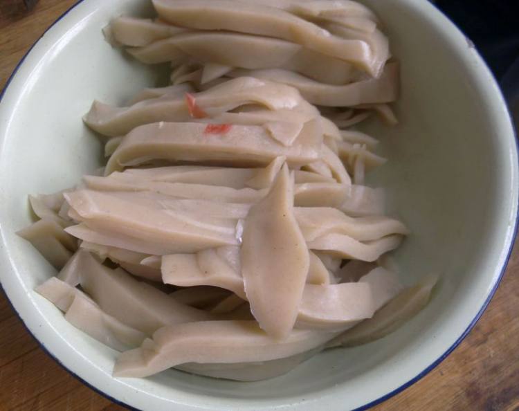 7,分白面碗托和荞面碗托,以希奇  的加工办法 蒸制而成食时或者 以刀