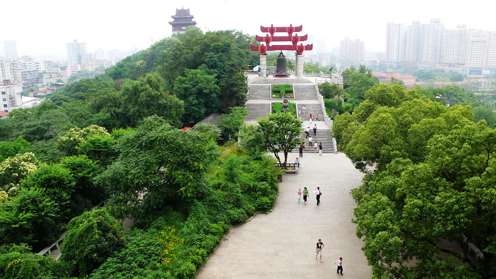 lemmaid"173862>湖北/a>武汉市武昌区长江东岸,又名黄鹄(hú)山