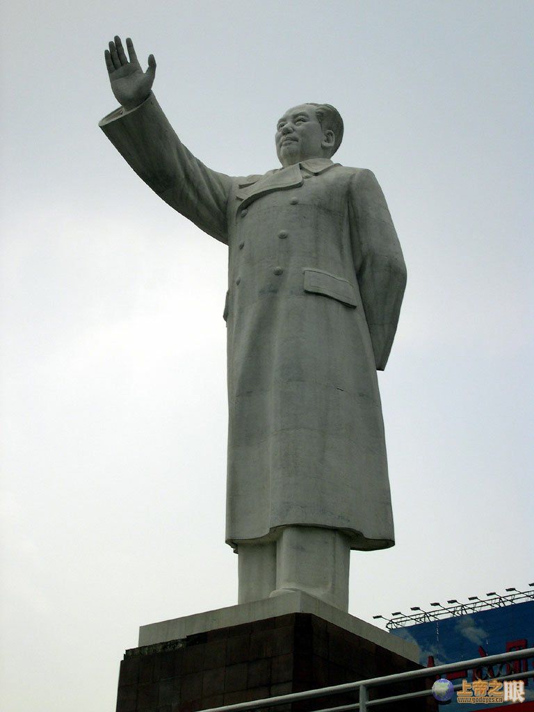  p>毛主席塑像,或称毛泽东塑像,是中国普遍兴建的以毛泽东全身像为