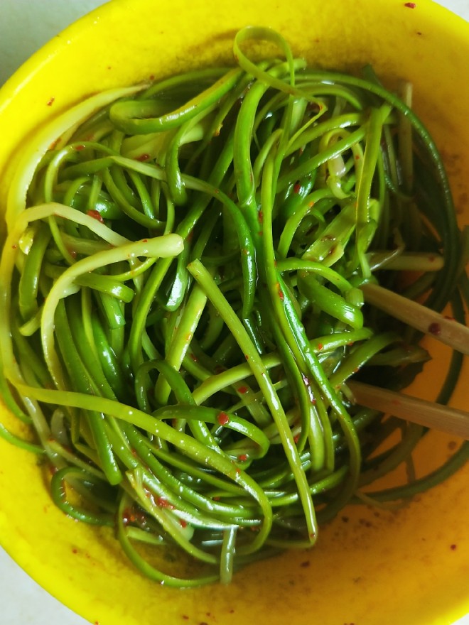 凉拌蒜苗丝