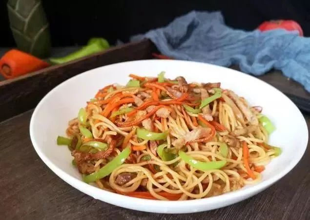  p></p></a>青椒肉丝炒面是一道由 a href=