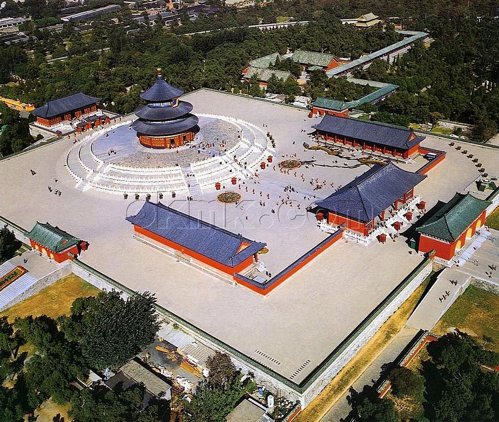 建于明朝永乐十八年(也就是1420年),主要建筑有祈年殿,皇乾殿,东西