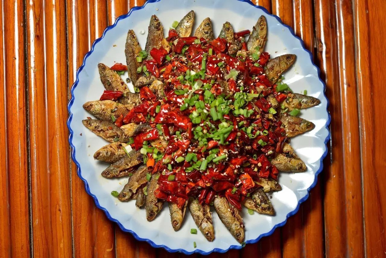 腌制10分钟,然后将鸡蛋打入碗中,加少许面粉,香油,调成糊状,再将小鱼