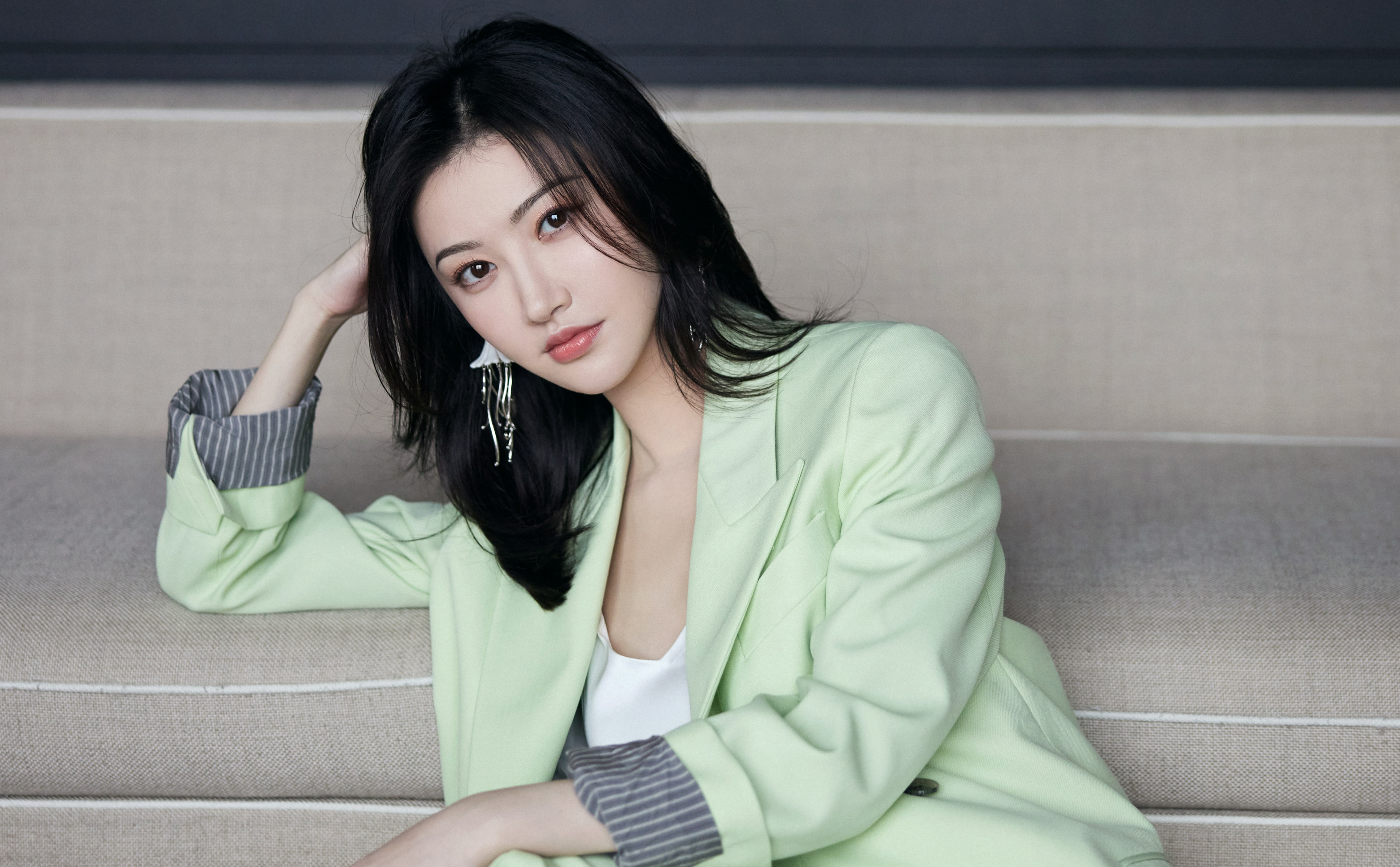 p>景甜(jing tian,1988年7月21日出生于陕西省西安市,华语影视女演员