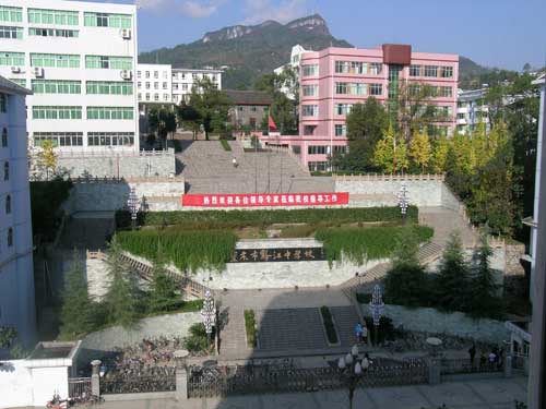  p>重庆市黔江中学校(chongqing qianjiang middle school),位于重庆