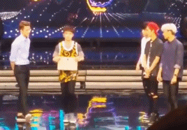 (包括两个大写字母和两个标点符号),曾用名都暻秀,1993年1月12日出生