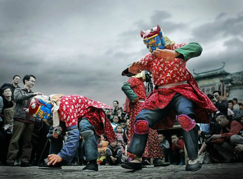 p>南丰傩舞俗称跳傩,是沿袭古代驱鬼逐疫的仪式"驱傩,历经漫岁月,不