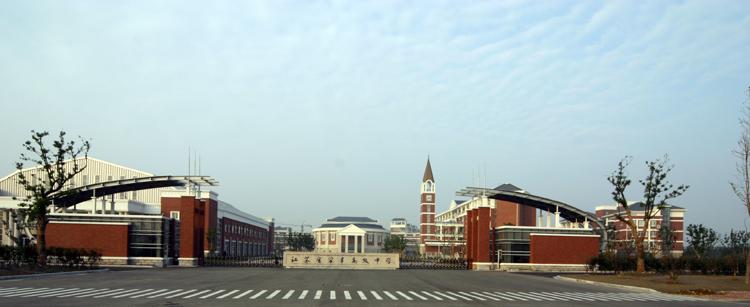 p></p></a>镇江市丹徒区荣炳中学位于丹徒,丹阳,句容,金坛四县交界的茅山老区