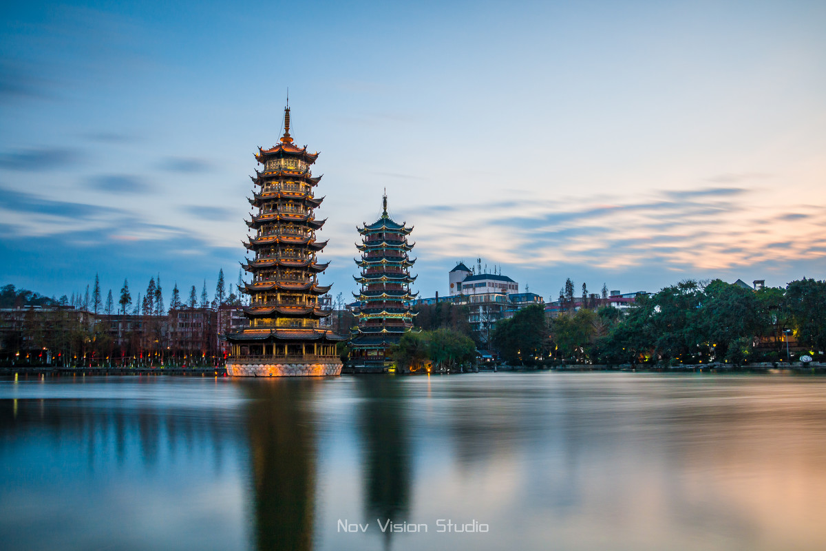 桂林日月双塔号称世界第一铜塔,是桂林旅游的一个绝美夜景观赏地/p>