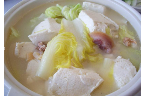 p>白菜豆腐汤(chinese cabbage and tofu soup,是中国的一道家常汤