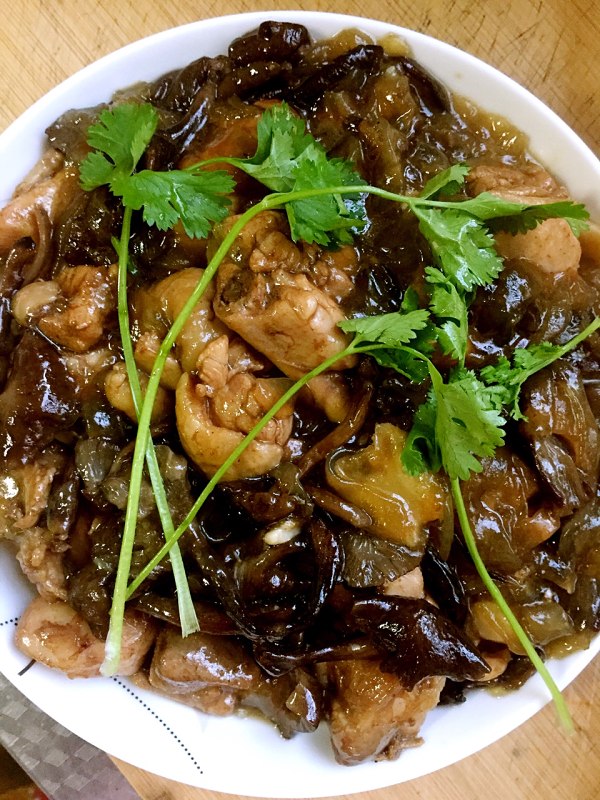 p>小鸡炖蘑菇,是一道东北炖菜,以鸡肉,干蘑菇和粉条为主要食材,主要