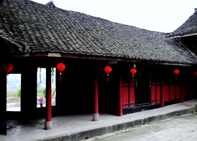 市鲁班镇的北面,是一座颇为讲究的已有120多年历史的四合院民宅古建筑