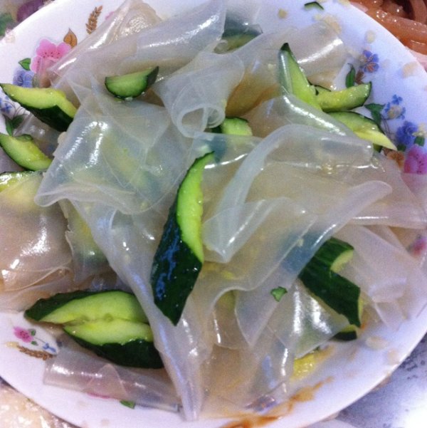  p>香菇拌粉皮是以粉皮,香菇为主料,黄瓜,青蒜,胡萝卜为辅料制作的一