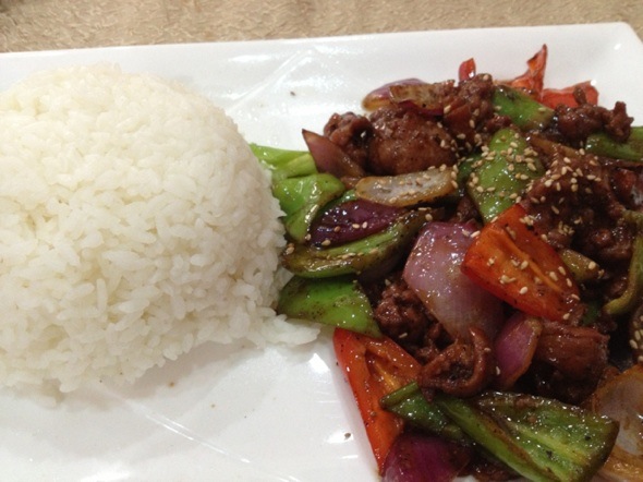  p>牛柳油菜盖饭是由胚芽米饭,牛肉为主要食材做成的一道美食. /p>