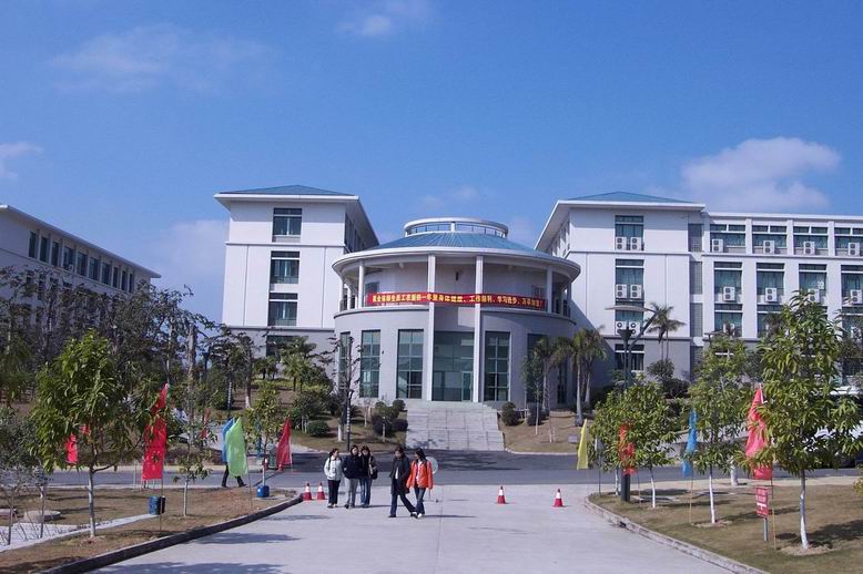 由华南师范大学与佛山市南海区 (原南海市) 政府于2000年联合创办