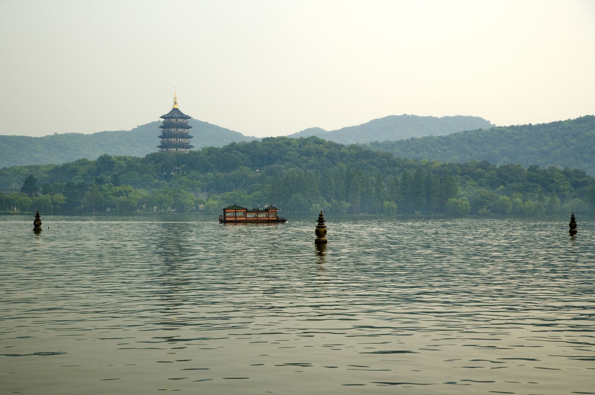 /p></p></a> p>杭州西湖传说源远流长,历代文学艺术家利用西湖民间故事材料