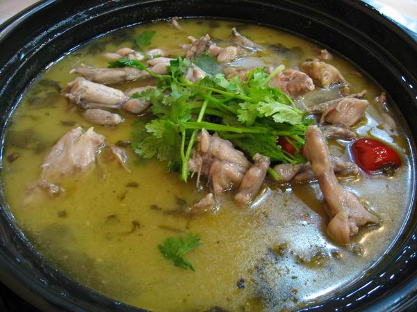 把蟾蜍肉放进滚汤里焯熟,趁热食用,清甜可口.