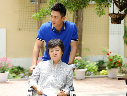 p></p></a>李野萍,出生于吉林省,中国内地戏剧女演员,国家一级演员.