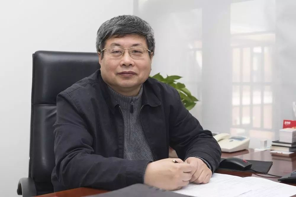 委员;浦东新区政协委员;建平中学数学特级教师,上海市数学理事会理事