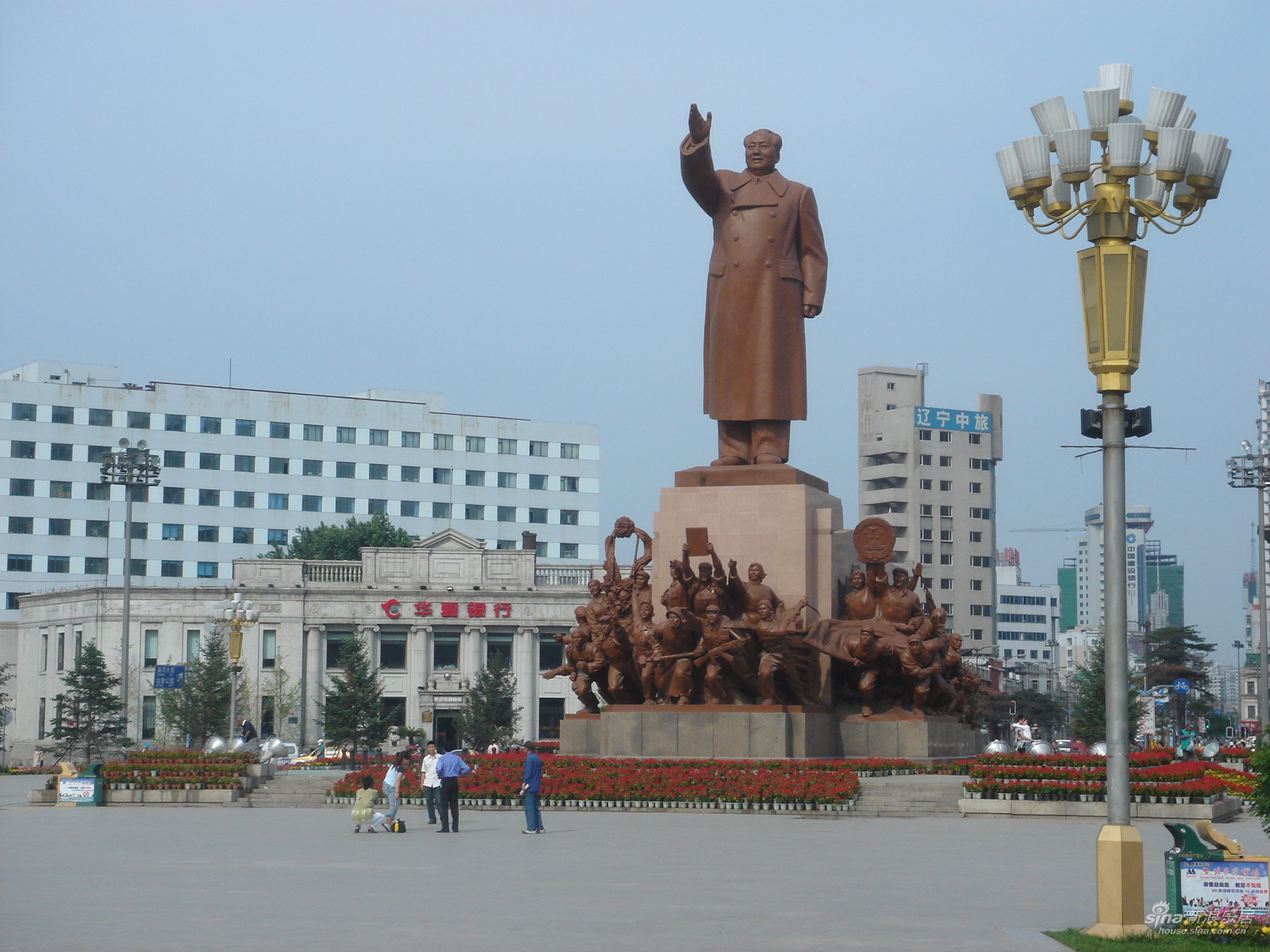  p>毛主席塑像,或称毛泽东塑像,是中国普遍兴建的以毛泽东全身像为