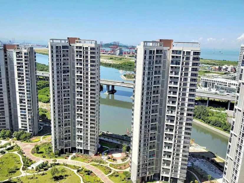 p>深航假日名居位于宝安区新安六路与海滨大道交汇处东北角,临近宝安