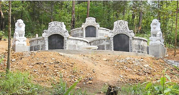 "10654782>桂林尧山景区/a,2015年以来,出现了很多私搭乱建的坟墓