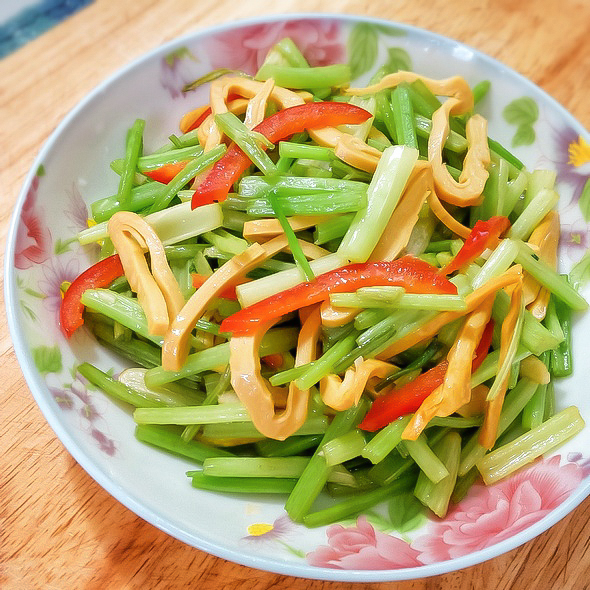 炒豆皮芹菜