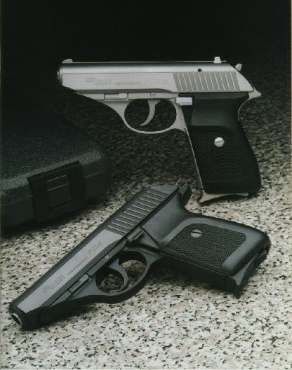 枪种的不同之处在于:p220式为军用手枪,采用枪管短后坐式工作原理