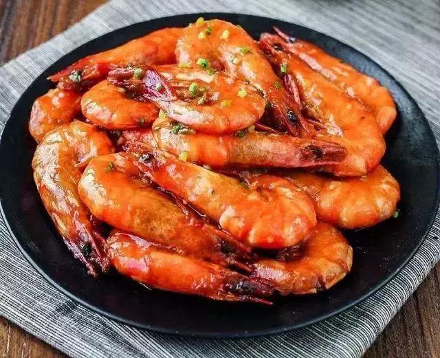 p>炆大虾是山东省传统的地方名菜,属于鲁菜系.
