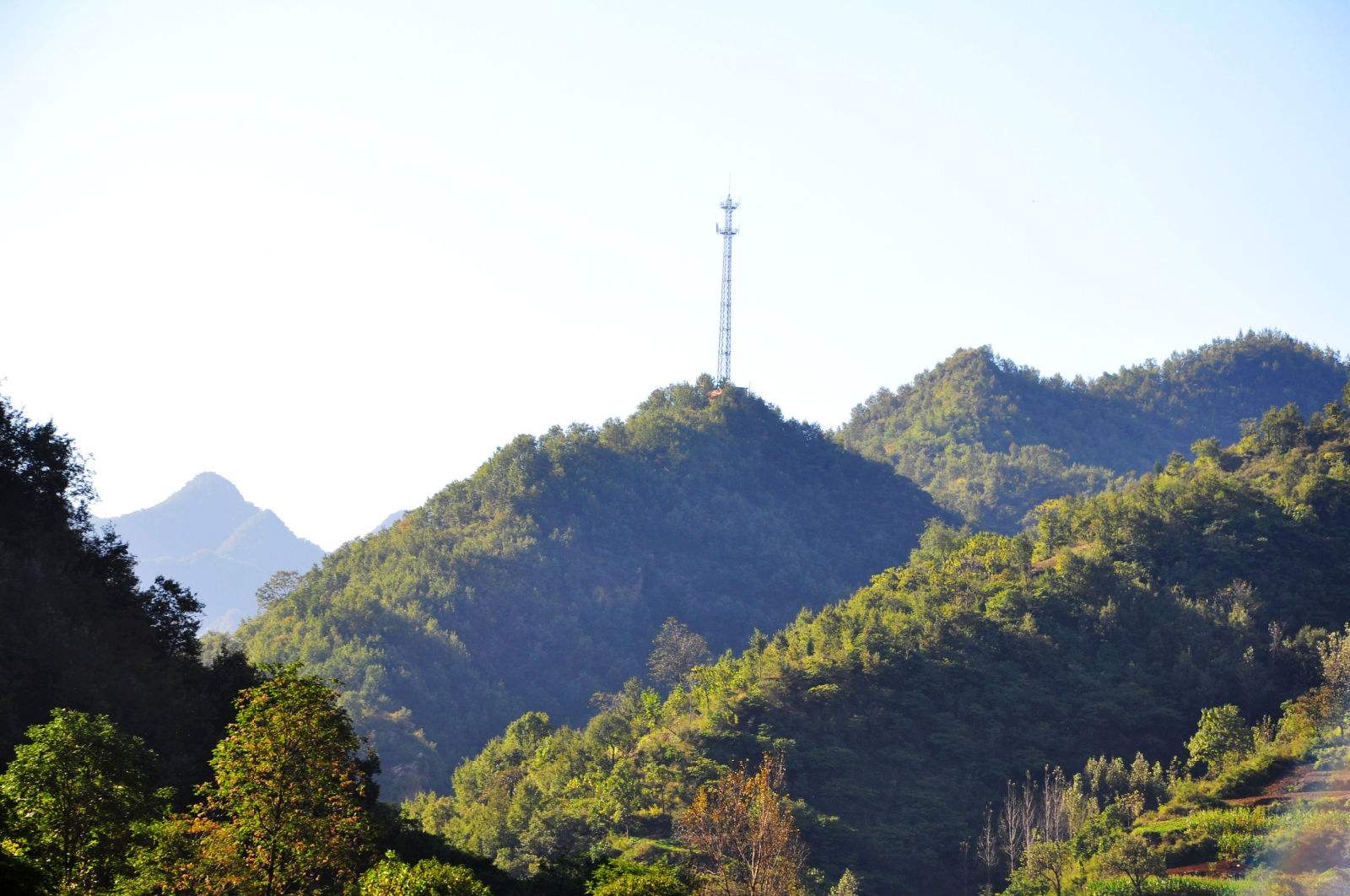 湖北黄石阳新县,福建龙岩上杭县,河南嵩县等地均有此名命名七峰山