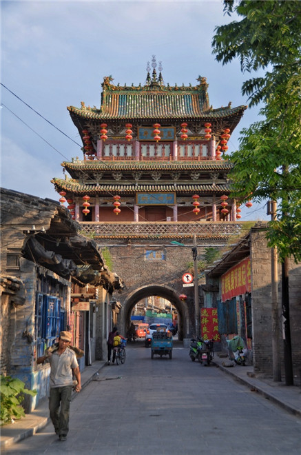 建于方形的砖券台基上,台基高8米,开十字交叉四个门洞,可通县城东西