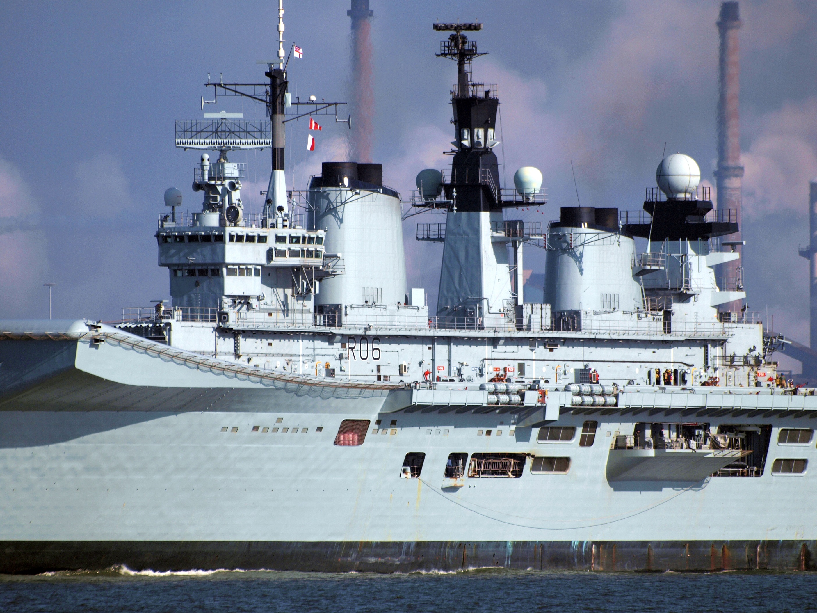  p>卓越号航空母舰(英文:hms illustrious,舷号:r06,又名:光辉号航空