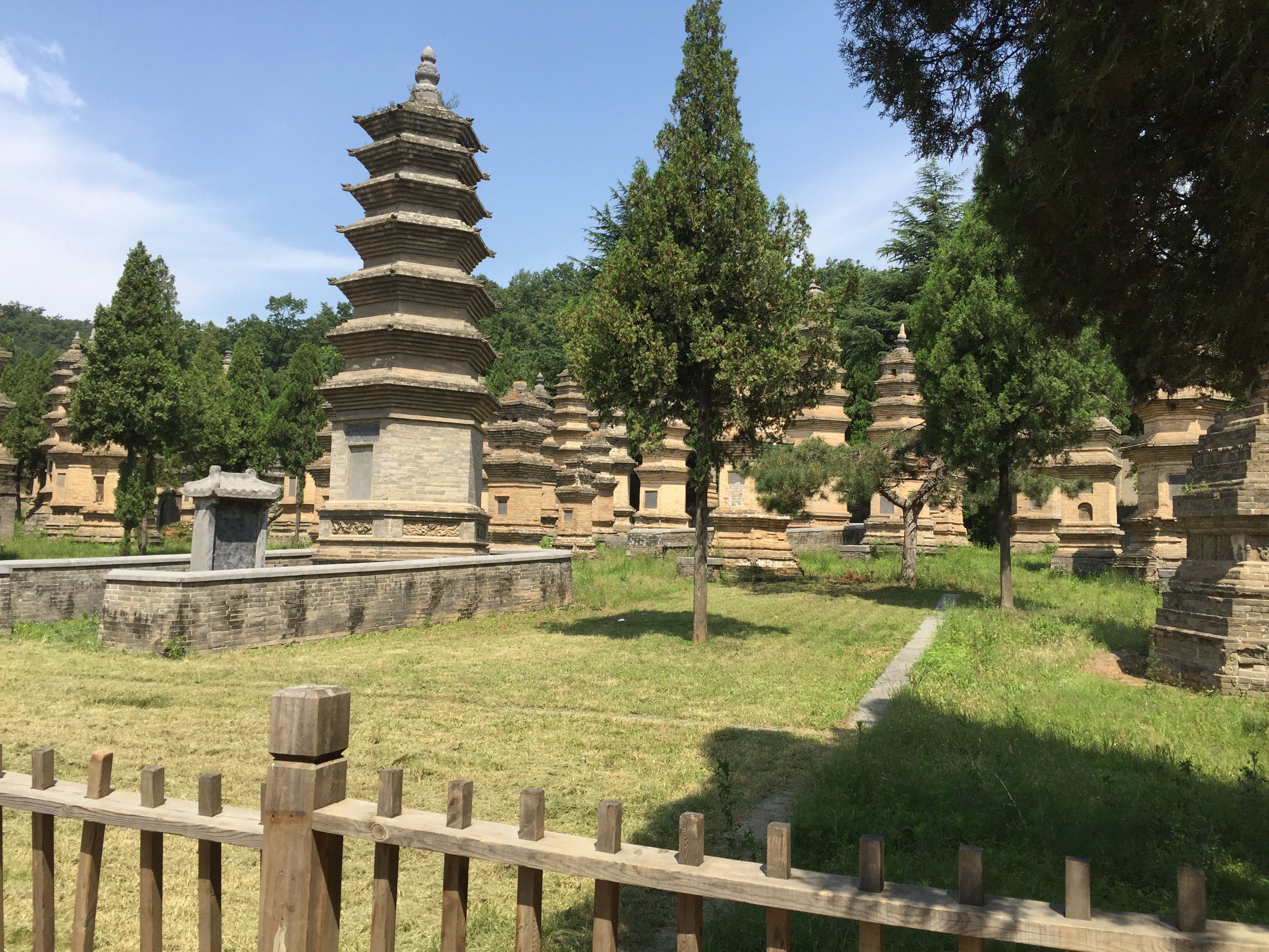 p>风穴寺及塔林,位于河南省 a target"_blank href/item/汝州市