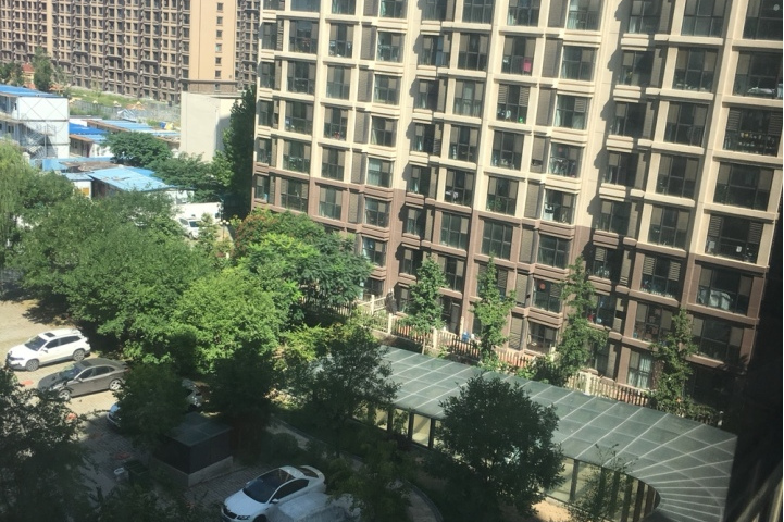 p>水木青华紧邻大连西郊国家森林公园,大西山水源库区,坐拥迤逦山水