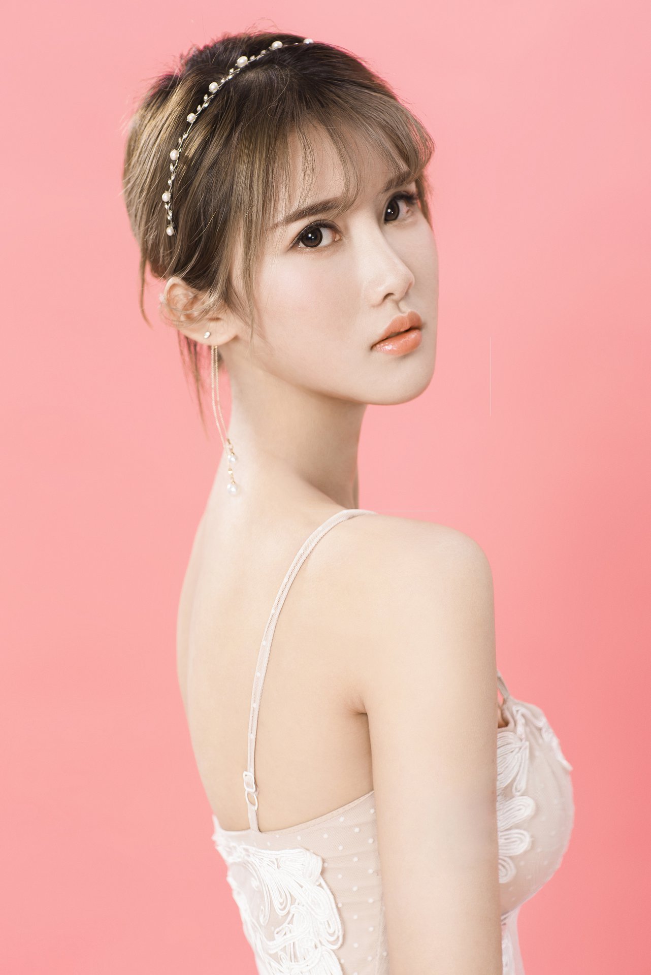 p>周思涵,1995年9月4日出生于安徽芜湖,中国内地流行乐女歌手.