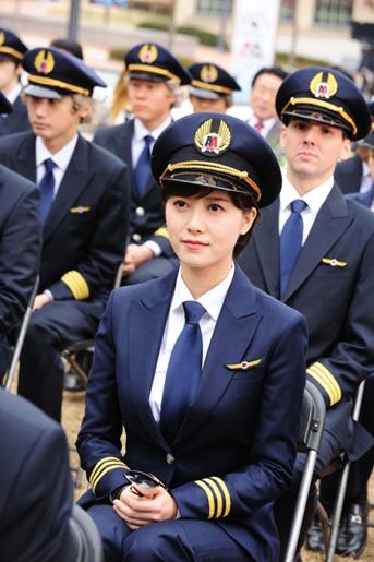 /p p>该剧是一部描述航空工作人员的生活和爱恨情仇,叙述对工作充满